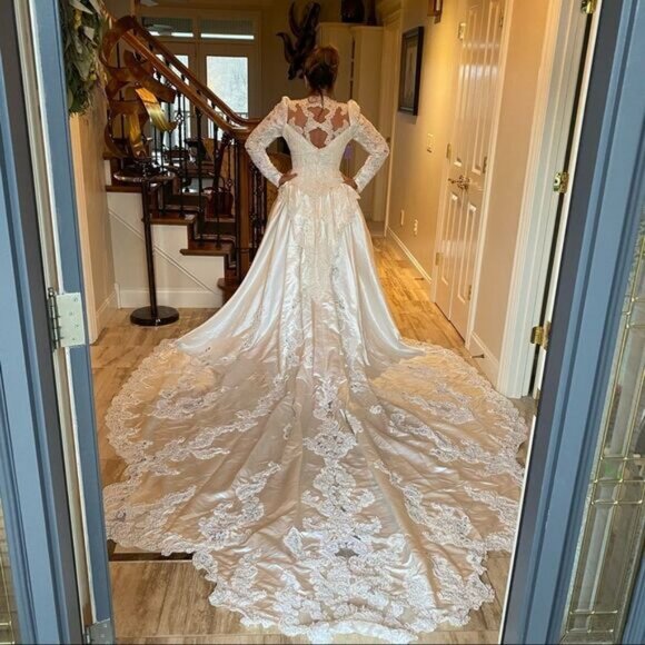 Vintage Triple Cathedral Wedding Dress - Picture 4 of 16